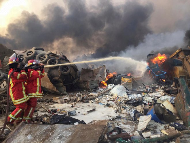 Eksplozijo je bilo mogoče čutiti celo dvajset kilometrov iz mesta. FOTO: Mohamed Azakir/Reuters