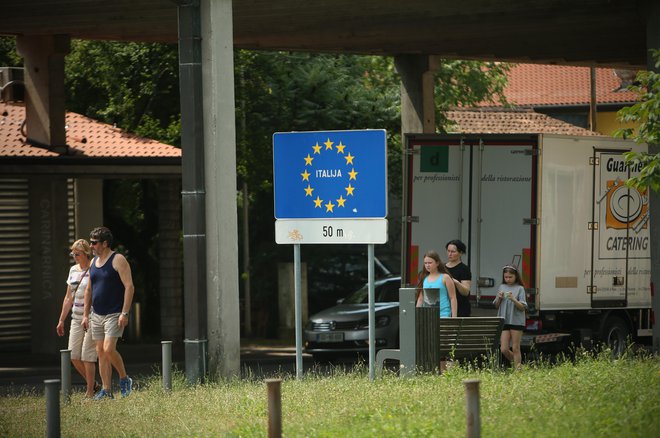 Oblasti v Furlaniji-Julijski krajini so v pismu italijanski vladi prejšnji teden pozvale k &raquo;hitremu in ciljnemu ukrepanju&laquo;, s katerim bi ustavili prehajanje migrantov iz Slovenije v Italijo. FOTO: Jure Eržen/Delo