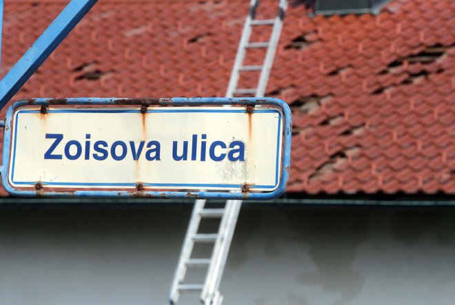 Toča, ki prebije strešnike, mora biti večja od petih centimetrov. FOTO: Igor Mali/Slovenske novice