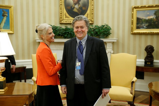 Trumpova svetovalka Kellyanne Conway z nekdanjim strategom&nbsp; Stevom Bannonom na fotografiji z januarja 2017. Foto Jonathan Ernst Reuters Pictures