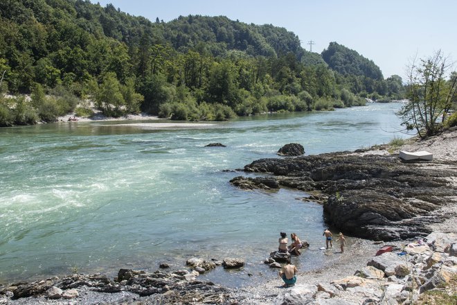 Plaža na črnuškem delu Save. FOTO: Vid Svetina/Delo