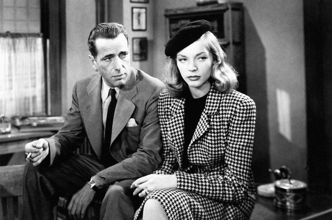 Humphrey Bogart kot Chandlerjev Philip Marlowe in Lauren Bacall kot fatalna ženska sta zablestela v Hawksovem <em>Globokem spanju</em>.<br />
Foto promocijsko gradivo