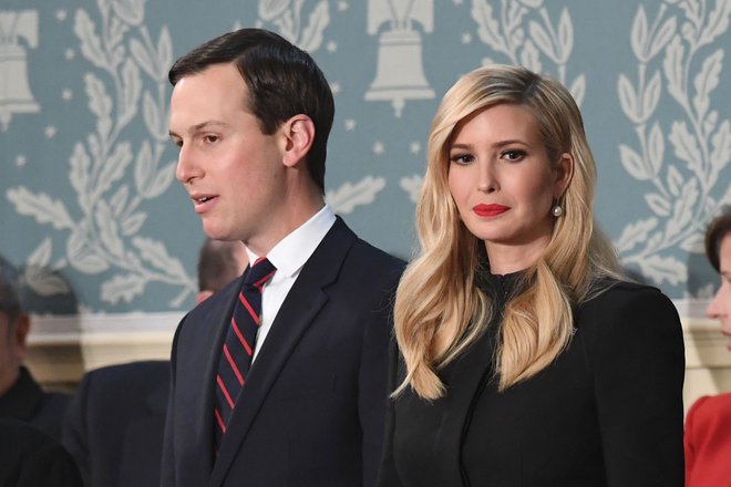 Kljub temu da je Ivankina knjiga o ženskah, ki delajo, pogorela, zakonca Trump - Kushner bajno služita. FOTO: Saul Loeb/AFP