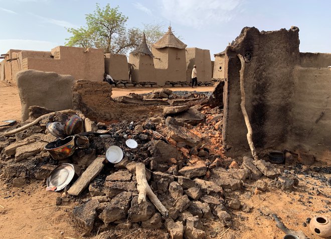 Junija 2019 je bila v spopadih med Dogoni in Fulaniji močno poškodovana dogonska vas Sobane Da. FOTO: Malick Konate/Reuters