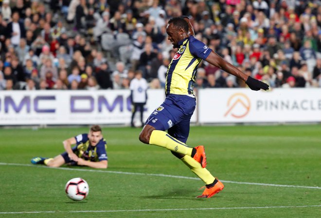 Usain Bolt v akciji v dresu moštva Central Coast Mariners. FOTO: David Gray/Reuters