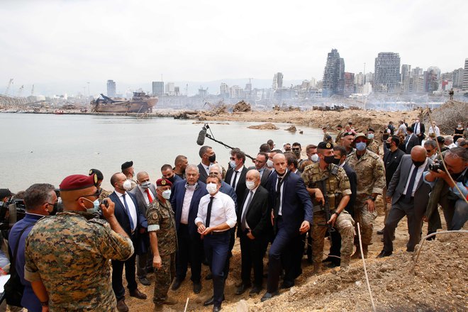 Francoski predsednik Emmanuel Macron je med postankom v Bejrutu obiskal tudi mestno pristanišče, kjer je v torek odjeknila silovita eksplozija. Foto Thibault Camus/Afp