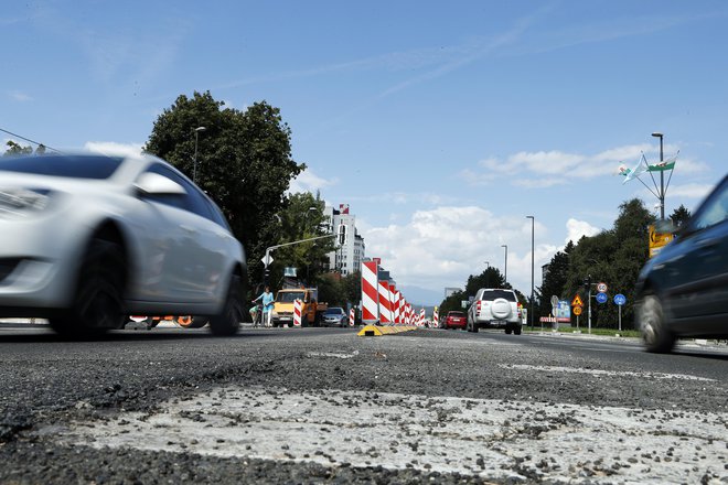 V začetku junija se je začela celovita prenova ljubljanske Tržaške ceste, vse od Trga Mladinskih delovnih brigad in Tobačne do avtocestnega obroča. FOTO: Uroš Hočevar/Delo