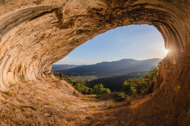 Na skrajnem jugu kraškega roba se nahajajo čudovite stene, ki so zaradi previsne oblike dobile ime »Ušesa Istre«. FOTO: Jaka Ivančič/Zavod za mladino, kulturo in turizem Koper