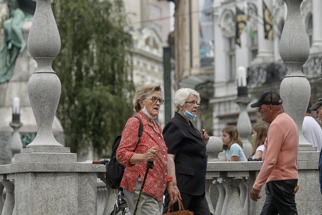 Maske so v zaprtih javnih prostih še vedno obvezne. Foto Blaž Samec