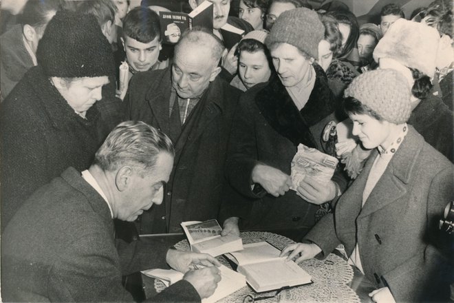 Ivo Andrić se je v najstniških letih pod vplivom Župančiča učil tudi slovenščine. Pol stoletja pozneje se je spominjal: &raquo;Užival sem v tej poeziji, in ne samo v poeziji, ampak tudi v slovenskem jeziku, dopadel se mi je slovenski način izražanja, stih, akcenti &hellip;&laquo; Na fotografiji iz leta 1962 Andrić podpisuje knjige v Ljubljani. FOTO: Edi Šelhaus