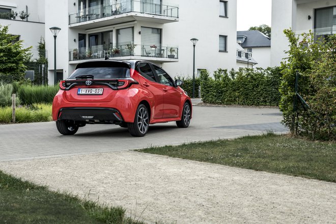 Novi yaris je celo krajši od predhodnika, a ima zaradi nove platforme za 50 mm daljšo medosno razdaljo in posledično prostornejšo potniško kabino. FOTO: Toyota