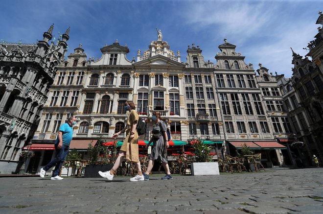Tudi bruseljski trgi v poletnih dneh bolj ko ne samevajo. FOTO: Yves Herman/Reuters