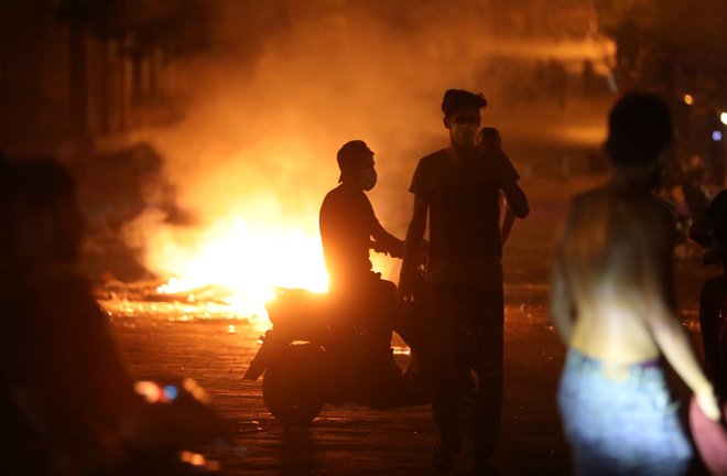 Protestniki zahtevajo spremembo. FOTO: Mohamed Azakir/Reuters