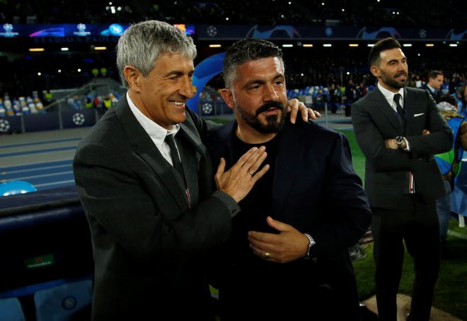 Gennaro Gattuso (desno) in kolega Quique Setien sta se pozdravila v Napoliju. FOTO: Ciro De Luca/Reuters