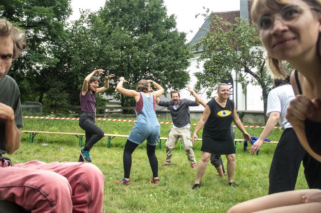 Eno od delavnic na Ne-festivalu je vodil Jaša Jenull (v sredini fotografije). Kot je dejal, so se najprej ukvarjali z osnovami, ki so potrebne za delovanje na ulici, to so veščine poslušanja, komunikacije, pozornosti, pripravljenosti prevzeti pobudo in pripravljenosti, da slediš tistemu, ki bo pobudo dal. FOTO: Urša Rahne