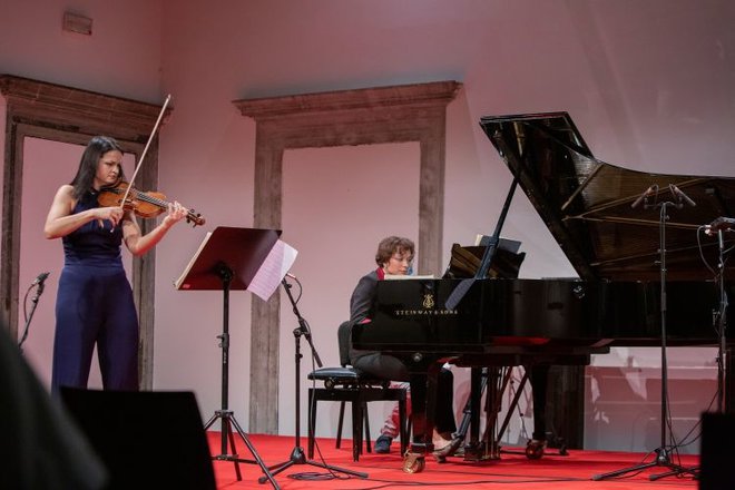 Lana Trotovšek in Maria Canyigueral sta ponudili aristokratsko elegantno, bistroumno, a vselej nevihtno živo izvedbo vseh desetih Beethovnovih sonat za violino in klavir. Foto Andraž Kobe