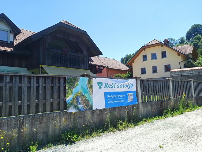 Civilna pobuda Rešimo sotočje zbira podpise pod peticijo. FOTO: CI Rešimo sotočje