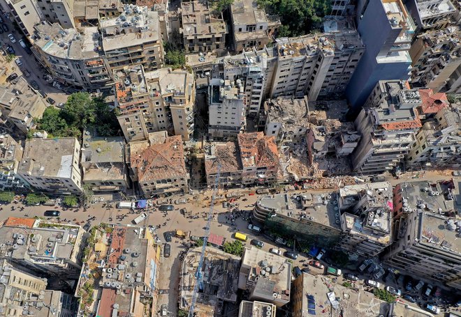 Beirut žaluje, ljudje s prstom kažejo na nekompetentno vlado, hiše so videti, kot da je mesto sredi vojne.&nbsp;Foto: Afp