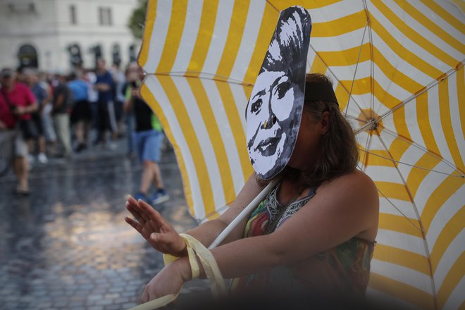 Protestniki so s performansom uprizorili politike. FOTO: Uroš Hočevar/Delo