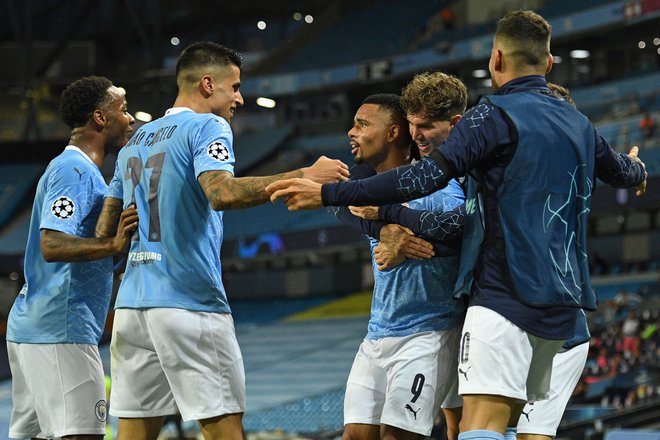 Nogometaši Manchester Cityja so se takole veselili zaslužene uvrstitve v četrtfinale lige prvakov. FOTO: Oli Scarff/AFP