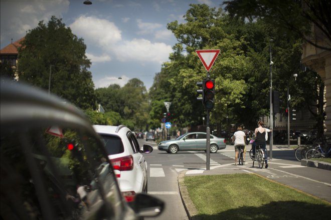 Novost bi omogočila večjo pretočnost prometa, a vozniki bi se morali ozirati tudi na pešce in kolesarje. FOTO: Jure Eržen/Delo