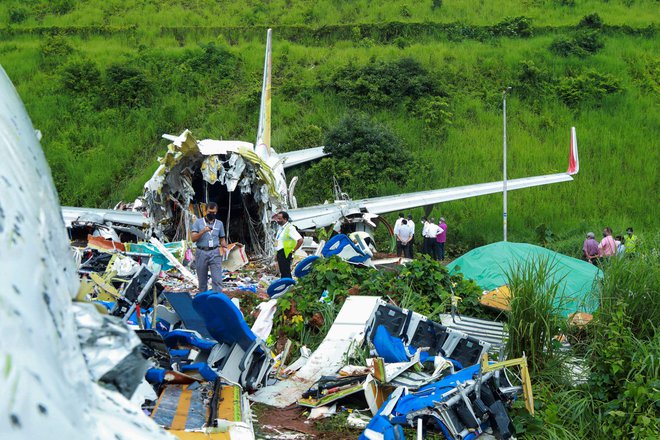 Boeing 737, ki je prispel iz Dubaja, je med monsunskim deževjem zdrsnil s konca pristajalne steze. FOTO: Arunchandra Bose/AFP