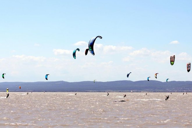 Jezero je zelo, zelo priljubljeno središče za vodne športe, zaradi stalnega in močnega vremena slovi kot raj za kajtarje, surferje, tudi kopalcev ne manjka.&nbsp;FOTO: Dušan Dundek