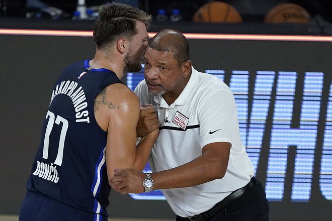 Luka Dončić se je med zadnjo tekmo zapletel v pogovor s trenerjem Los Angeles Clippers Docom Riversom. FOTO: Ashley Landis/Usa Today Sports