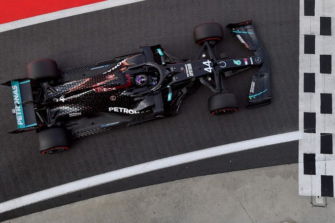 Lewis Hamilton še naprej uživa v ospredju konkurence. FOTO: Ben Stansall/AFP