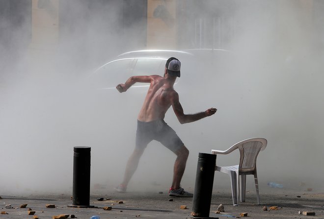 Libanonci so se odpravili na ulice, saj želijo spremembo oblasti. FOTO: STR / AFP