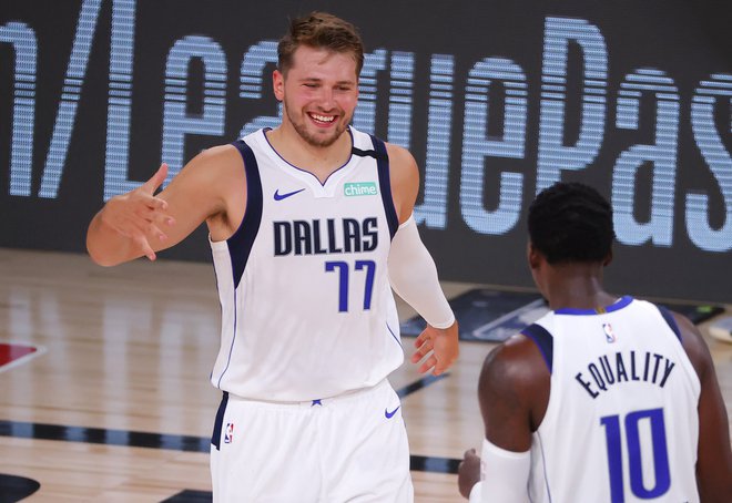 Tako se je Luka Dončić veselil zmage s soigralcem Dorianom Finneyjem-Smithom. FOTO: Kevin C. Cox/AFP