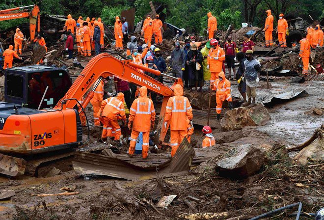 Reševalci iščejo trupla in morebitne preživele. FOTO: STR/AFP