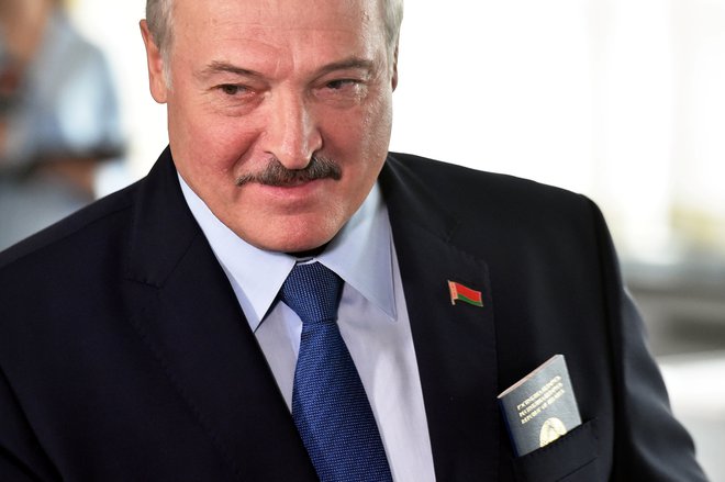 Če gre verjeti vzporednim volitvam bo že šestič zapored državo vodil Aleksander Lukašenko Foto Pool Via/Reuters