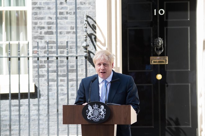 Boris Johnson je prejšnji teden kot prvi premier po skoraj pol stoletja vstopil skozi vrata s številko 10 brez spremstva boljše polovice. Foto Shutterstock