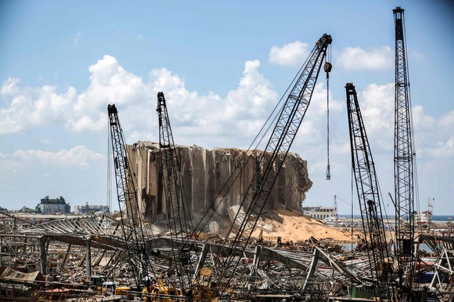 Vojska je napovedala prekinitev operacije iskanja in reševanja v pristanišču, epicentru tragedije, kjer preživelih niso našli. FOTO: Patrick Baz/AFP