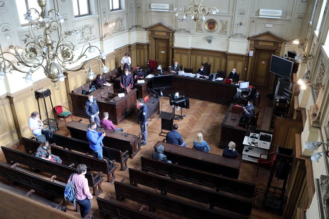 Tudi v naši največji sodni dvorani ob trenutnih ukrepih ni dovolj prostora za 30 obtožencev. FOTO: Marko Feist/Slovenske novice