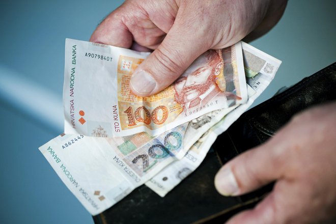 Skoraj povsod je najugodneje plačevati v lokalni valuti, vendar to še ne pomeni, da se je dobro pred odhodom na dopust, recimo na hrvaško obalo, založiti s kunami že doma. Foto Neja Markićević/Cropix