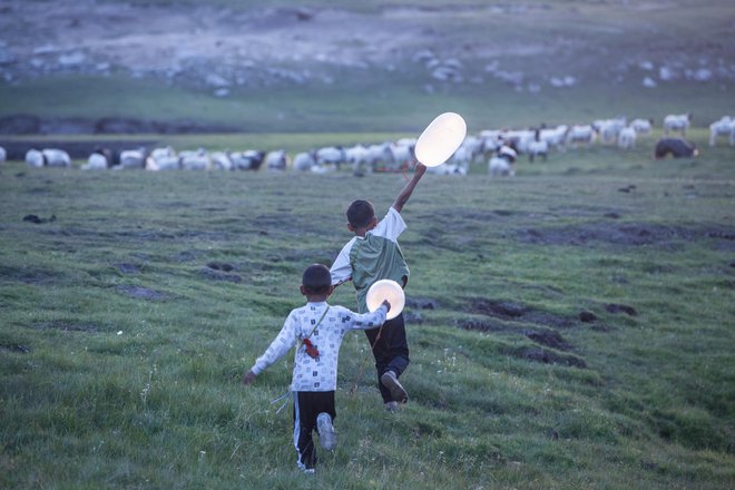 Kitajski film <em>Balon</em> s komično premiso odpre vprašanja o diktatih narave, vere, duhovnosti, politike in svobodne volje. Foto arhiv Kina Otok