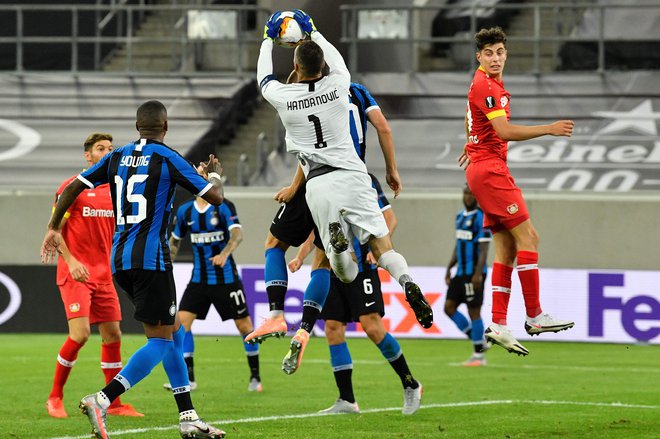 Samir Handanović se je s svojim Interjem zasluženo uvrstil v polfinale evropske lige. FOTO: Martin Meissner/AFP