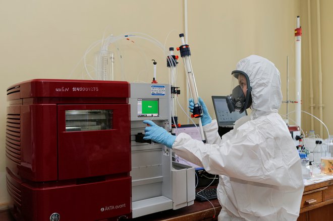Znanstvenik v laboratoriju inštituta Gamaleja, kjer so razvili cepivo, ki so ga ruski regulatorji tudi že odobrili.&nbsp;<br />
FOTO: Russian Direct Investment Fund/Reuters
