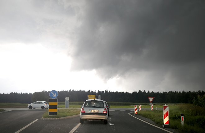 Agencija RS za okolje opozarja na možnost neviht danes zvečer. FOTO: Blaž Samec/Delo