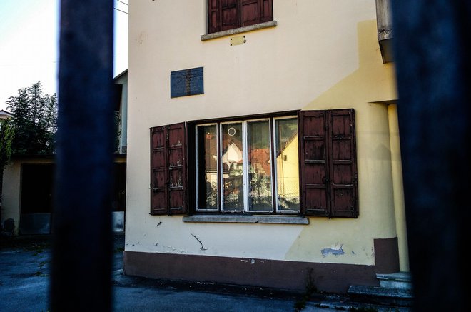 Stavba stare policije, ki žalostno propada. FOTO: Anja Intihar