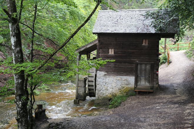 Ob mlinski pohodni poti, okrog mesteca Ebenau, je še vedno veliko starih, vodnih mlinov.<br />
Fotografije Milan Ilić