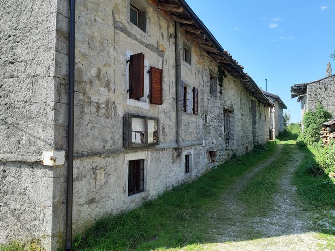 Po potresu leta 1976 se je na Robidišču ohranilo le še nekaj hiš s tipično beneško arhitekturo. FOTO: Mitja Felc/Delo