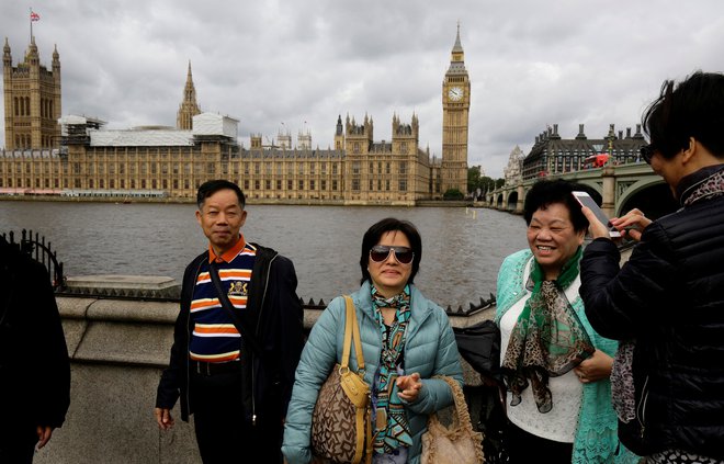 Kitajski turisti si radi ogledajo Veliko Britanijo, tudi zato, ker je proti cesarstvu Qing vodila opijske vojne. FOTO: Kevin Coombs/Reuters