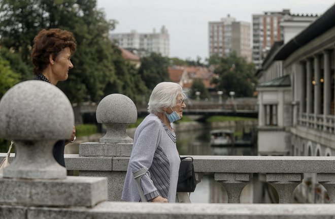 Ko ščitite sebe, ščitite tudi druge. FOTO: Blaž Samec/Delo