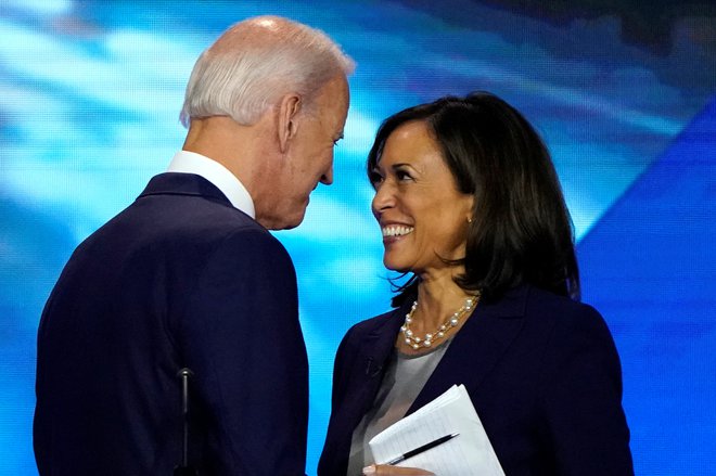 Joe Biden očitno ni zameril Kamali Harris, da ga je med demokratskimi televizijskimi soočenji lani ostro napadla zaradi podpore zagovornikom rasne segregacije. Foto Mike Blake/Reuters
