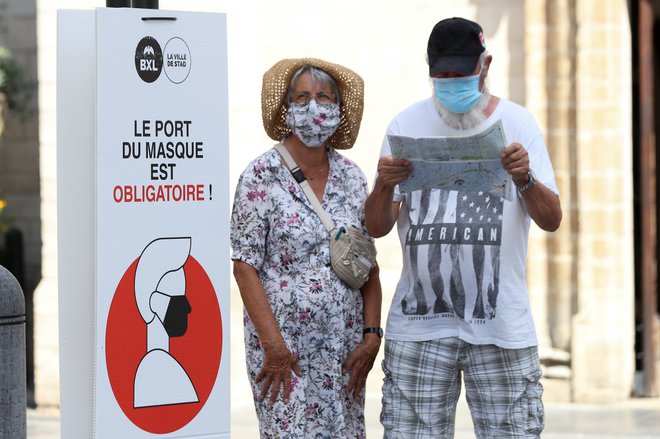 Na območju Bruslja je obvezna uporaba zaščitne maske. FOTO: Yves Herman/Reuters