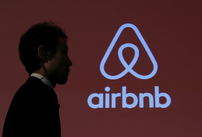 Airbnb je zadnje lasnko četrtleje ustvaril veliko izgubo, še v začetku leta se je izdano dokapitaliziral. Foto: Yuya Shino/Reuters