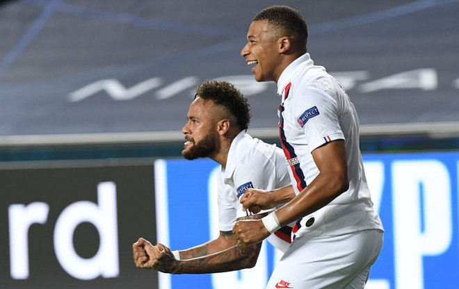 Kylian Mbappe in Neymar sta se veselila uvrstitve v polfinale. FOTO: David Ramos/AFP